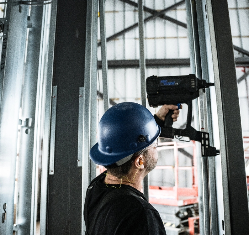photo d'un travailleur avec un pistolet à clou