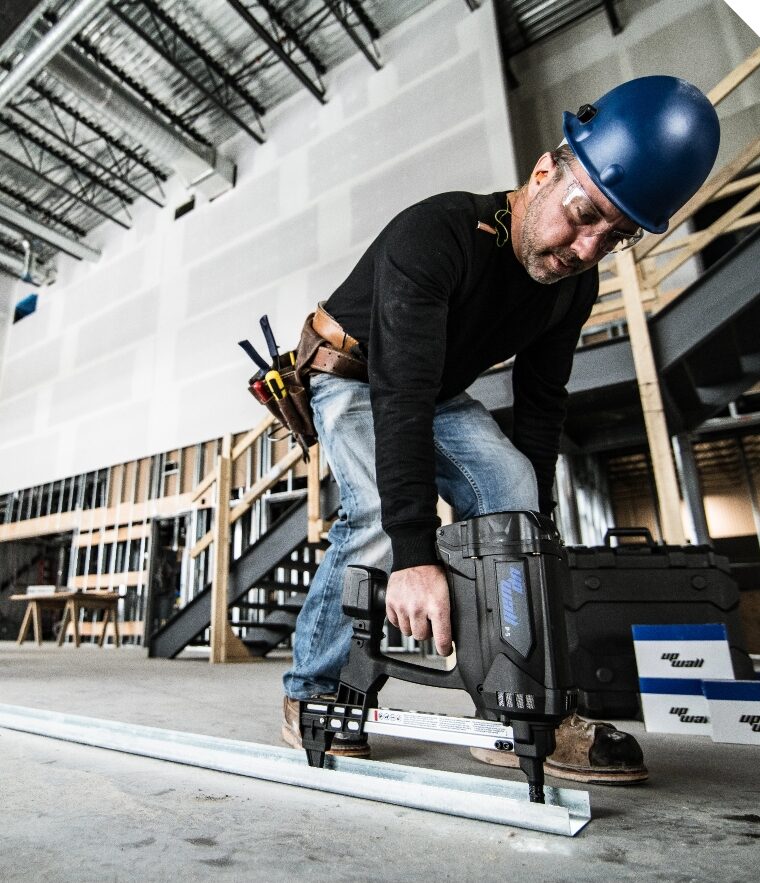 Ouvrier avec un pistolet à clou
